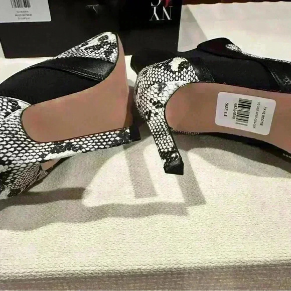 NY&Co Faye High Heel Ankle Booties.9.5 only wore once.  Excellent condition - Picture 6 of 8